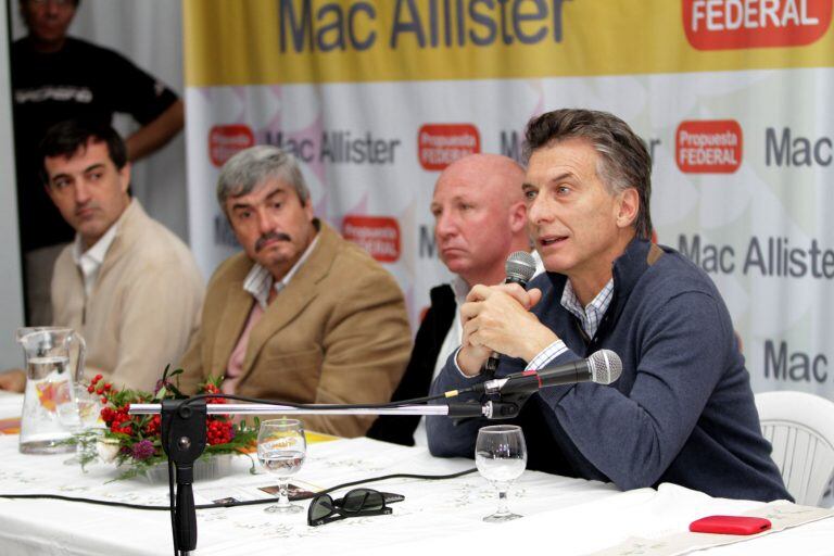 Carlos Javier Mac Allister junto a Mauricio Macri en una presentación (DYN)