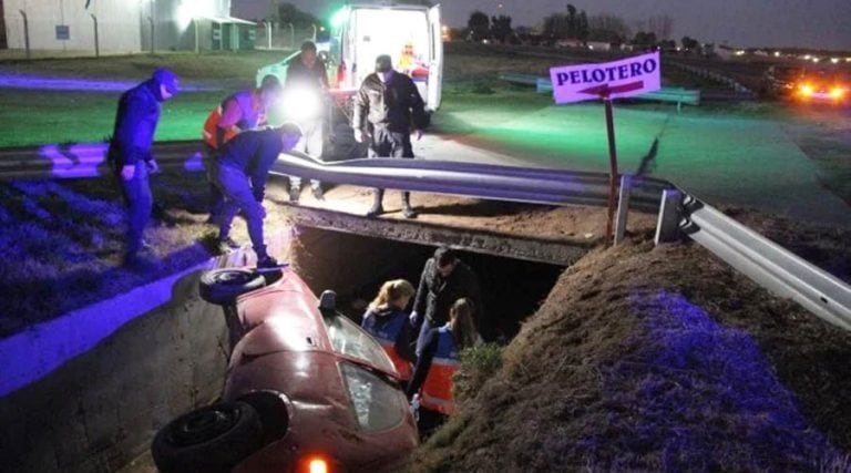 El auto terminó volcado en un profundo desagüe (Infopico)