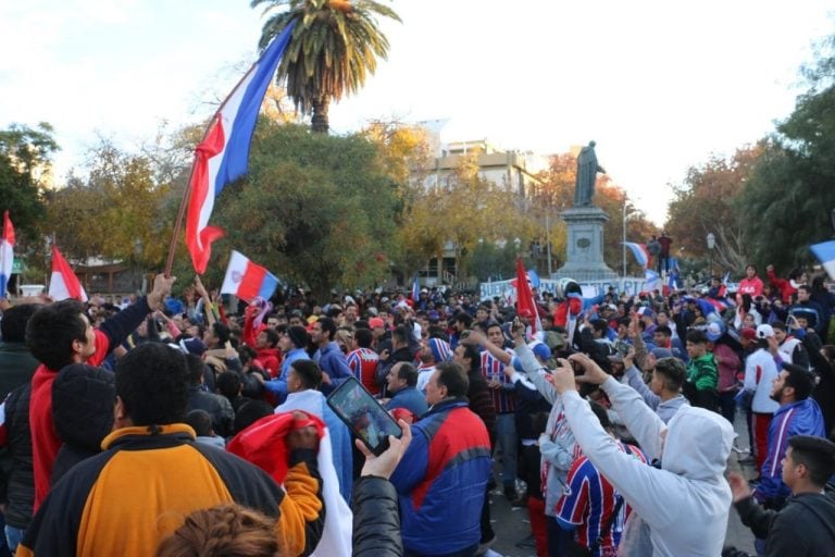 Los hinchas de Peñarol coparon la plaza.