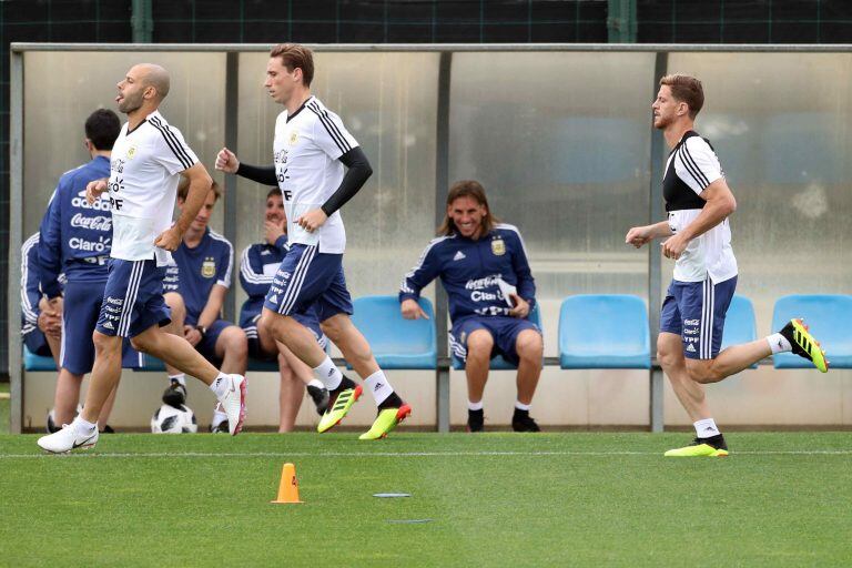 Para el debut ante Islandia, Jorge Sampaoli se inclinaría por un mediocampo con Javier Mascherano y Lucas Biglia. EFE/Toni Albir