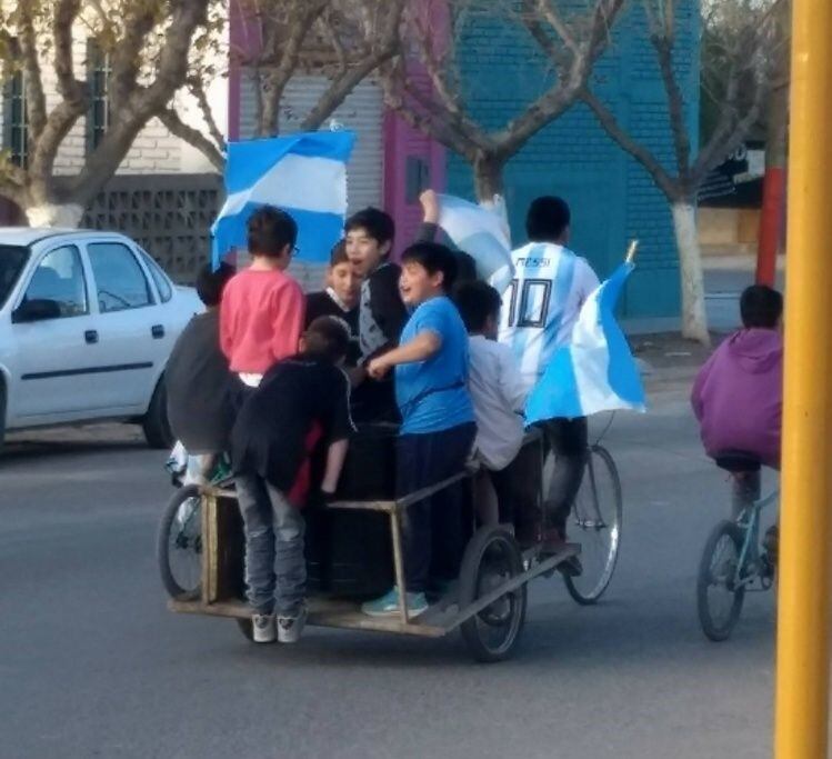 Camisetas, banderas y redoblantes para festejar la victoria de Argentina.