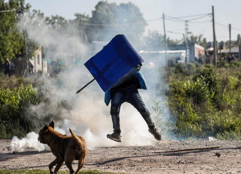 Un hombre con un escudo en plena batalla con la policía en Guernica (AP Photo/Natacha Pisarenko)