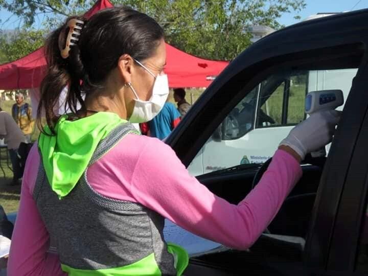 En el puesto de control sanitario instalado en el ingreso de la localidad se toma la temperatura de las personas.