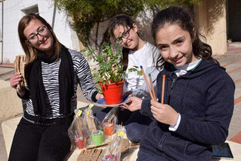 Las tres puntanas hacen lápices ecológicos. Foto: El Diario de la República.