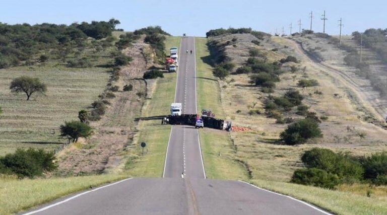 El camión quedó cruzado cortando la ruta (Pampadiario)