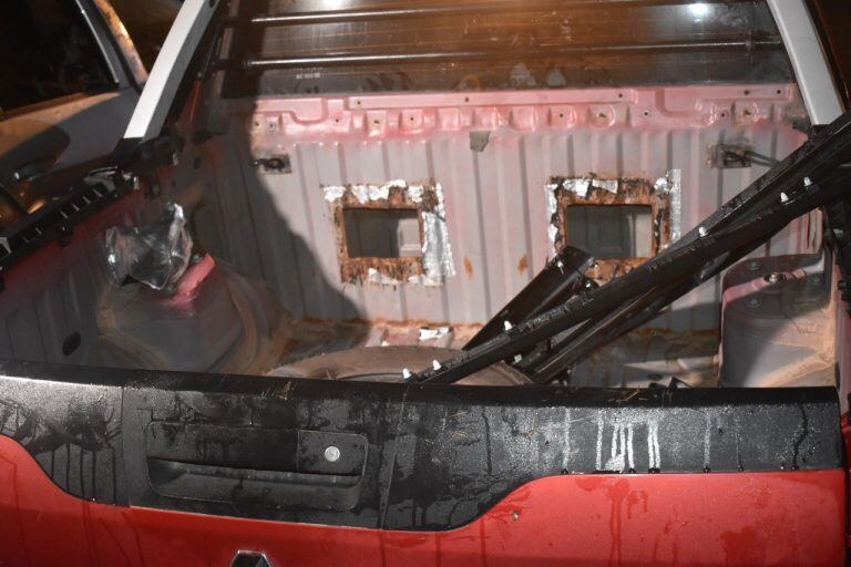 Doble fondo de una de las camionetas. (Prensa Policía de Salta)