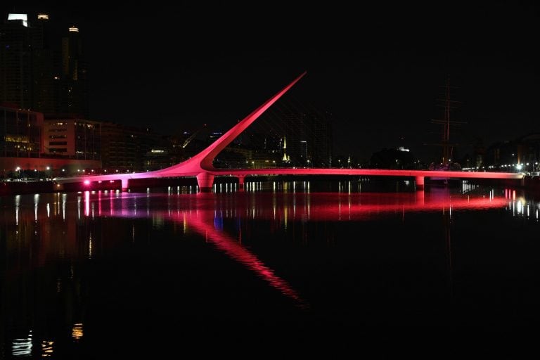 El  Puente de la Mujer en Puerto Madero iluminado en conmemoración a los 10 años del matrimonio igualitario.  (Juan Mambromatta / AFP)