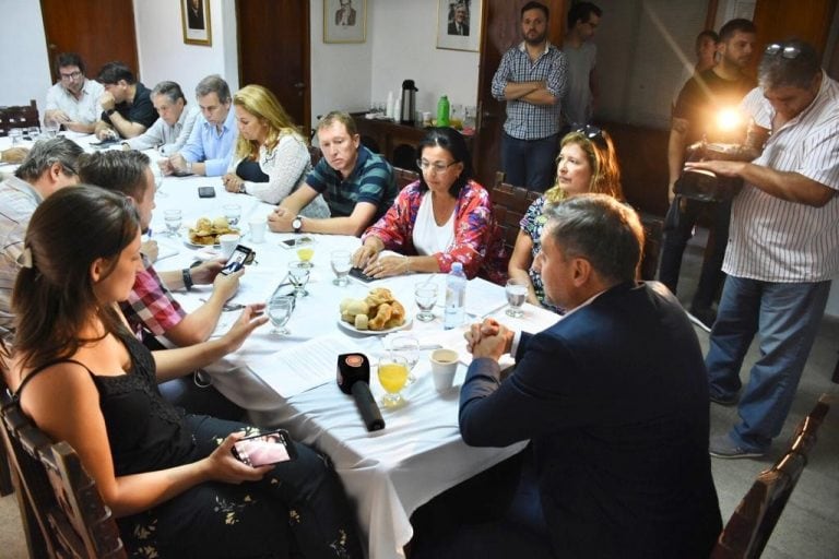 Ramón Mestre y dirigentes de la Unión Cívica Radical emitieron un documento pidiendo a Schiaretti una serie de medidas.