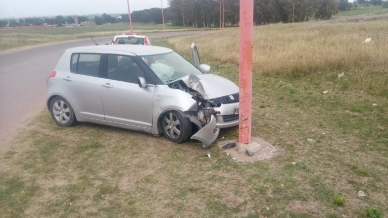 Fuerte choque contra un poste de luz