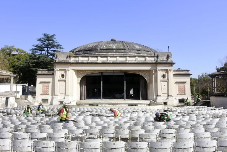 Continúan las obras en el Teatro del Lago y se espera que estén listas para este verano. (Municipalidad de La Plata)