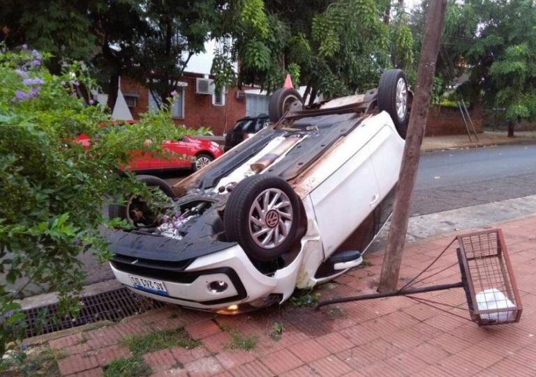 Choque y vuelco en el centro de Posadas