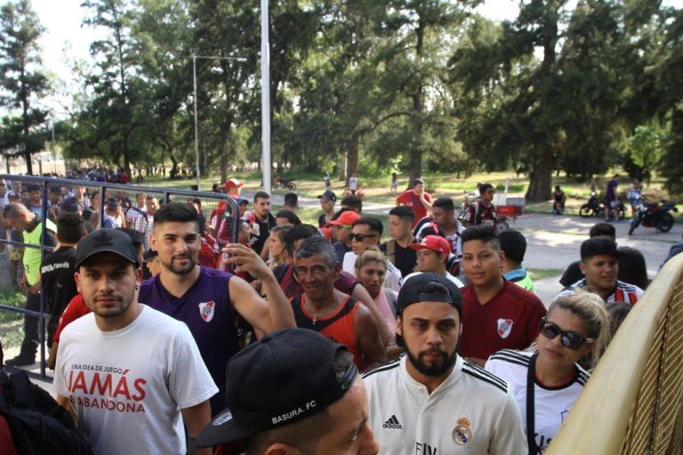 Miles de simpatizantes haciendo fila en el estadio Malvinas Argentinas. Foto: diario El Sol.