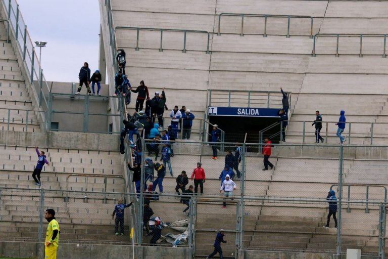 Los incidentes se desataron por unos "trapos" que estaban colgados en la pletea que dividía a ambas hinchadas.