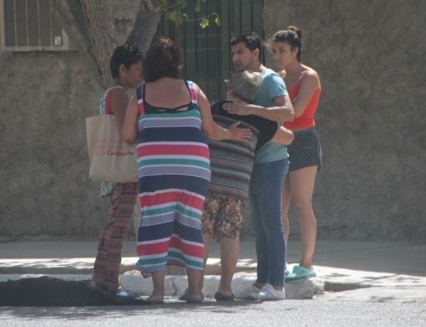 Llantos y abrazos entre los seres queridos de la víctima.