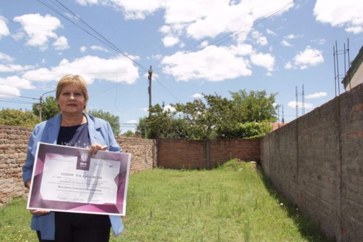 A sus 50 años obtuvo su título académico número 22