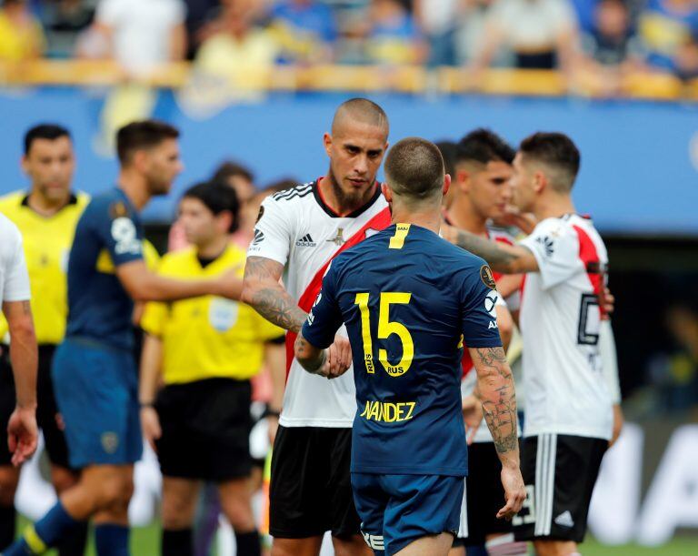 11 November 2018, Argentina, Buenos Aires: Jonathan Maidana (izq.), de River Plate, y Nahitan Nández, de Boca Juniors, se saludan luego de la primera final de la Copa Libertadores en el estadio La Bombonera.
(Vinculado a la cobertura del día de dpa) Foto: Gustavo Ortiz/dpa +++ dpa-fotografia +++ cancha boca juniors  futbol copa libertadores 2018 partido final futbol copa libertadores primer partido final futbolistas boca juniors river plate