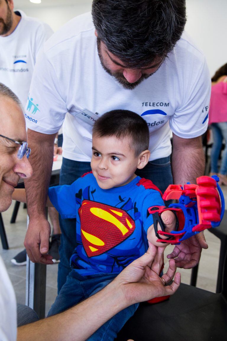 Varias personas, entre ellas niños, que se vieron beneficiadas por este "Manotón". (Telecom)