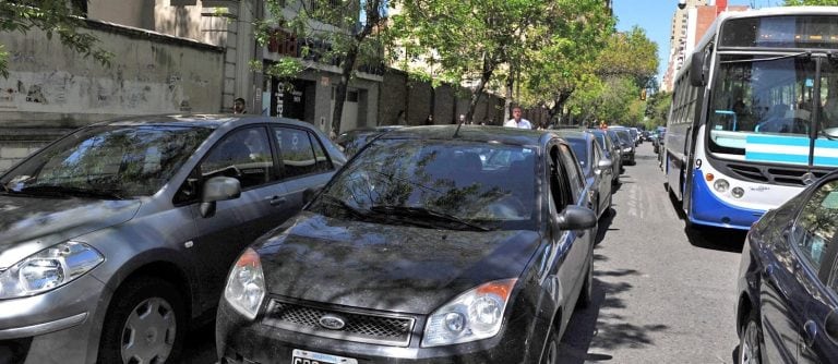 Crecen las denuncias por mal estacionamiento en la ciudad.