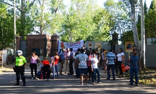 Protesta frente a las puertas del ex Instituto Próvolo.