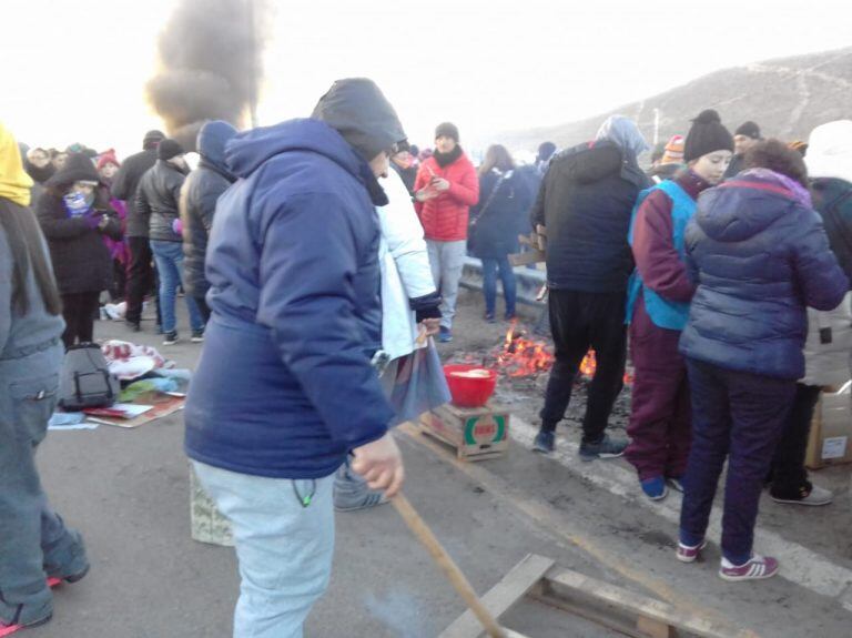 Los docentes continúan con la medida.