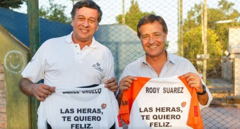 Daniel Orozco y Rodolfo Suarez, con la remera "Las Heras, te quiero feliz". Un gesto de apoyo hacia el precandidato Suarez.