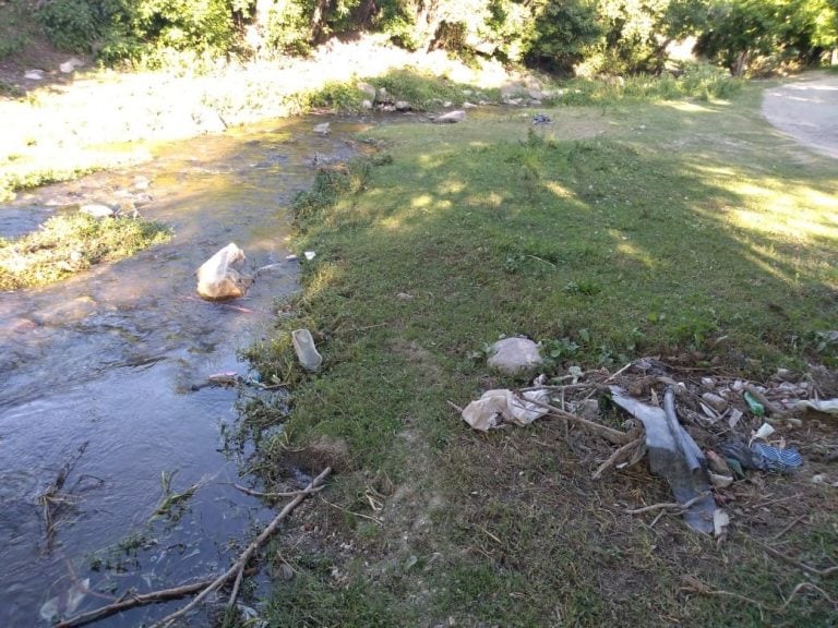 Basura en el arroyo Chicamtoltina de Alta Gracia