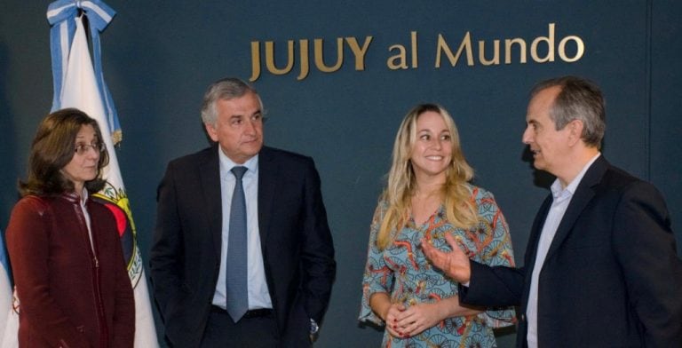 El gobernador Morales y su esposa Tulia Snopek, en diálogo con los representantes del estudio Pelli Clarke Pelli Architects.