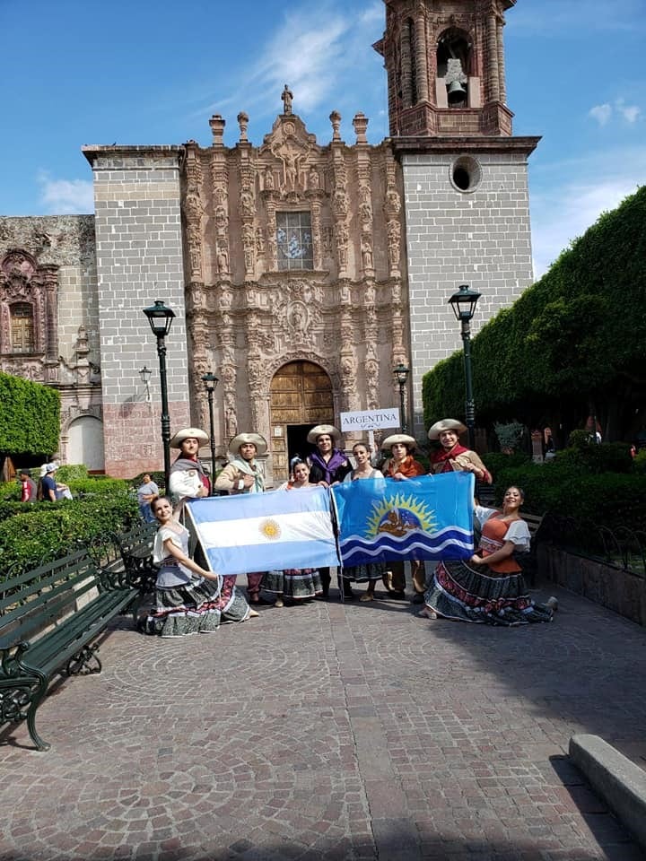 Bailarines santacruceños en el 16° festival internacional de folklore