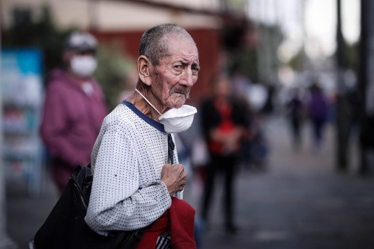 Un hombre llega a un banco donde pagan jubilaciones y planes sociales en Buenos Aires (EFE/Juan Ignacio Roncoroni)