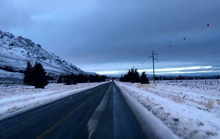 Se estima que el tractor volcó por la presencia de nieve.