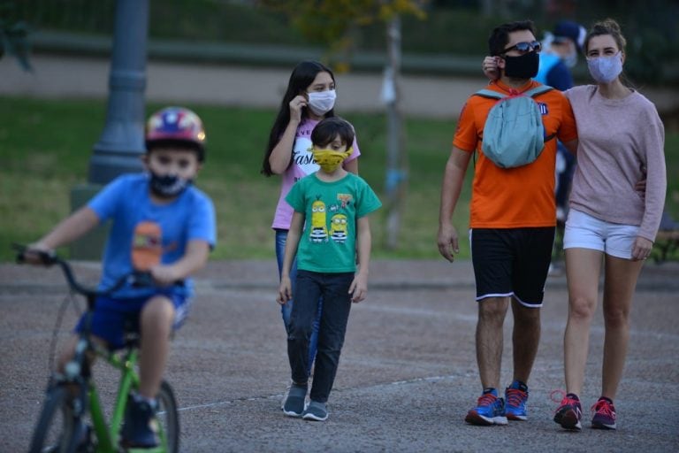 Los grupos familiares pueden salir en conjunto, según el DIA del adulto de mayor edad.