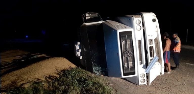 Camion tumbado la rotonda de la ruta E-52