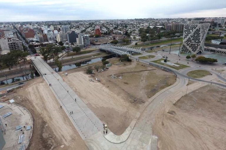 Schiaretti recorrió los puentes Gobernador Mestre y 25 de Mayo, próximos a inaugurarse en la ciudad Capital. (Prensa Gobierno)