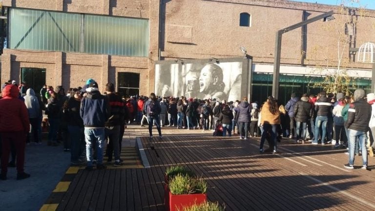 Una larga fila de jóvenes interesados en el Programa Empezar.