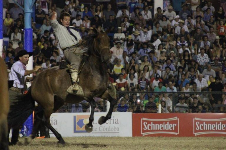 La secuencia completa del accidente que le costó la vida al jinete Norberto Cosutta en el Festival de Doma y Folclore de Jesús María.