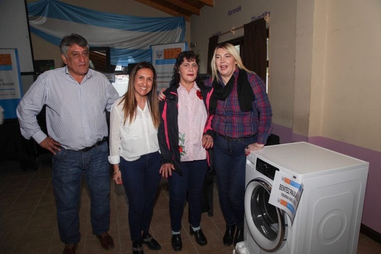 Entrega de maquinarias en Tolhuin