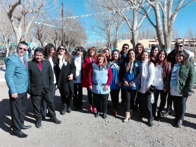 Junto a sus compañeros de la escuela iglesiana.