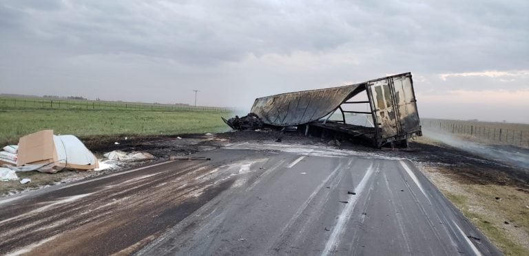 El impresionante choque de camiones en la Ruta 35 a la altura de San Basilio y que terminó con una persona muerta.