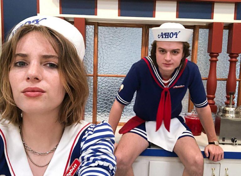 Robin (Maya Hawke) y Steve (Joe Keeryen) en Stranger Things 3 (Foto: Instagram)