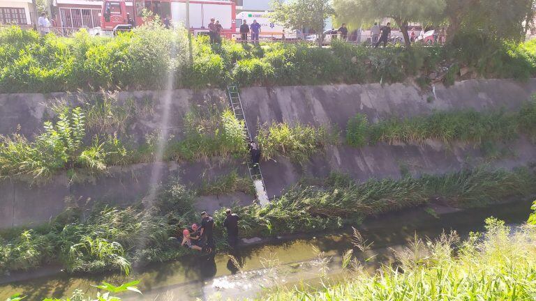 Caminaba ebria, perdió el equilibrio y cayó a un canal.  (Twitter @nicocuellar_)