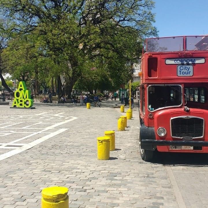 El Córdoba City Tour y su tradicional colectivo inglés que es un ícono en Córdoba.