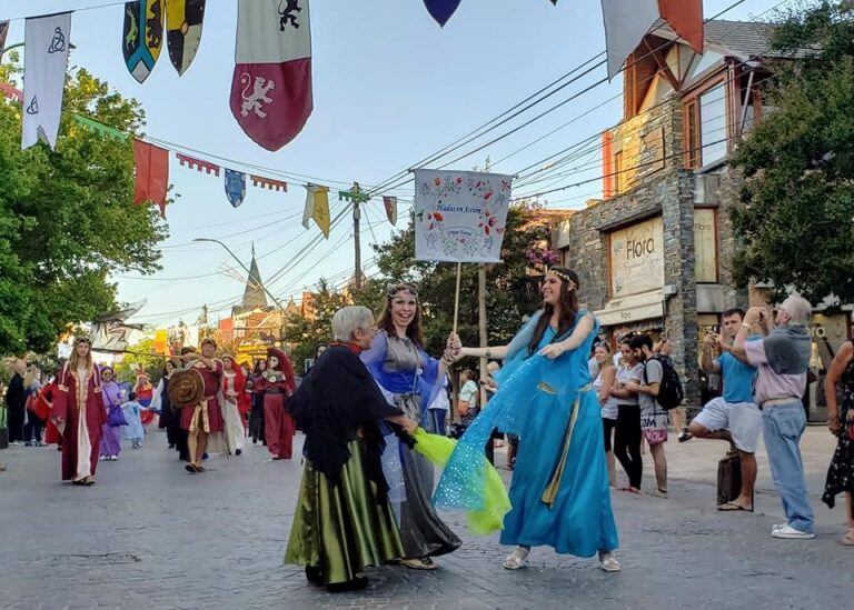 trajes típicos, comidas de la época, combates, un verdadero viaje hacia el medioevo en VGB