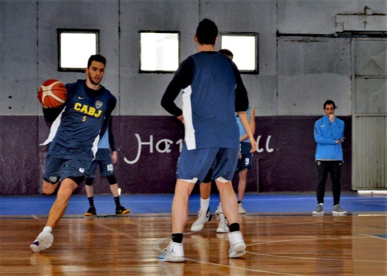 El elenco "Xeneize" se entrena en el Polideportivo Carlos Menem