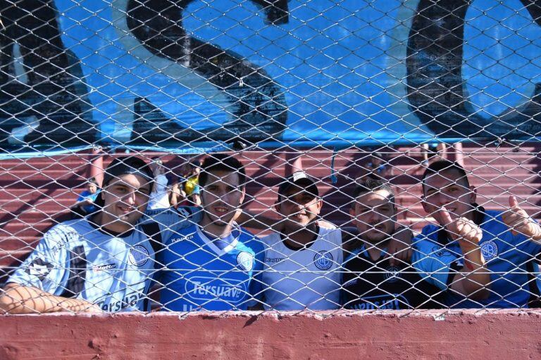 La hinchada de Belgrano en el partido contra Lanús, en Buenos Aires.