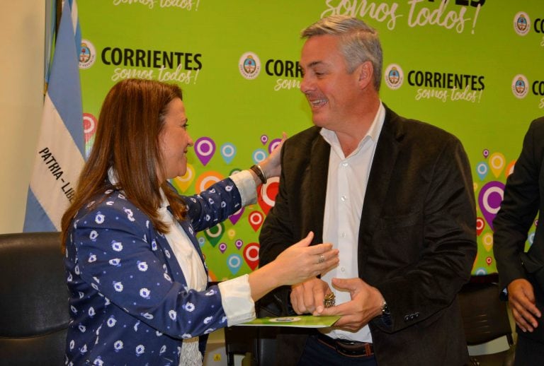 Ministra de Educación de Corrientes, Susana Benítez (izquierda), junto al intendente de Bella Vista, Walter Chavez (derecha).