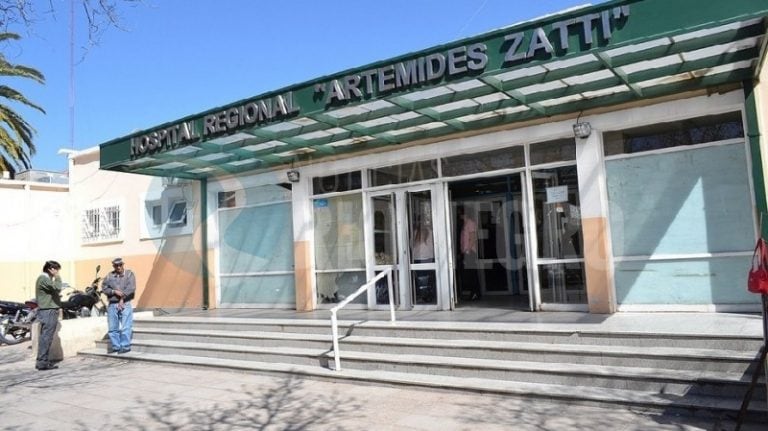 Desde el hospital Zatti advirtieron que el portero sufrió heridas de consideración (web).