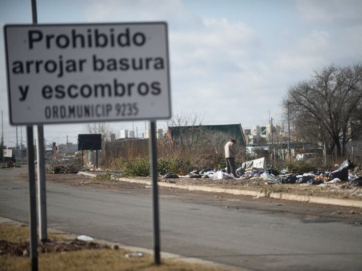 Muchos basurales a cielo abierto se “nutren” de restos de obras que tiran camiones volquetes.