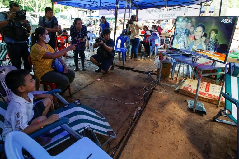 La madre y el hermano pequeño de Ekarat Wongsukchan, uno de los niños atrapados.