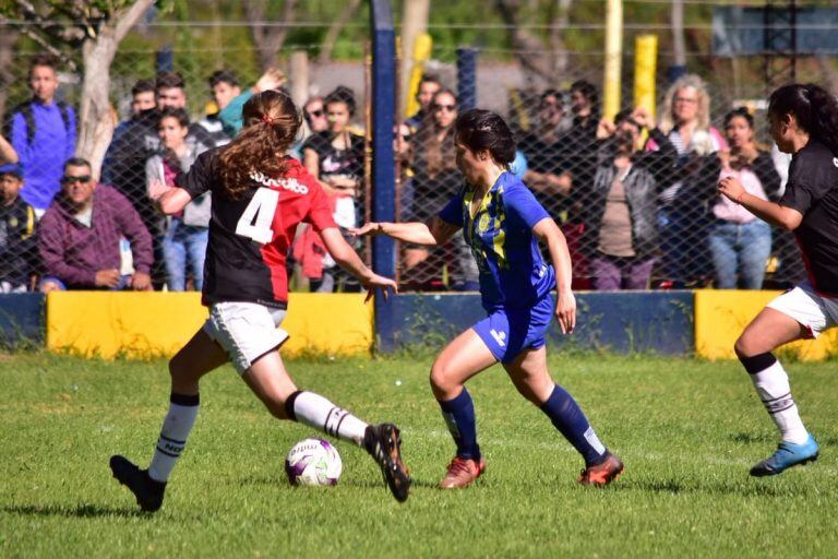 Las chicas de Central se quedaron con  la victoria en el clásico femenino. (CARC)