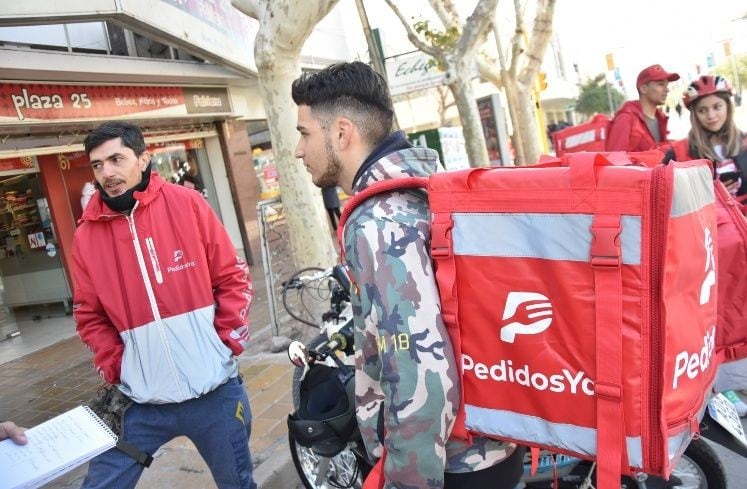 Los repartidores deben poner su movilidad, moto o bicicleta, para hacer el reparto de los pedidos de comida